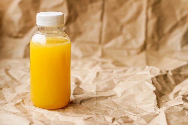 Frischer Orangensaft in umweltfreundlicher recycelbarer Plastikflasche und Verpackung für gesunde Getränke und Lebensmittel...