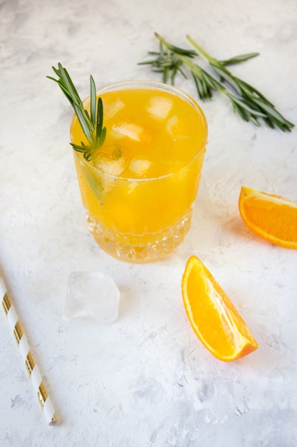 Frischer Orangensaft mit Eis