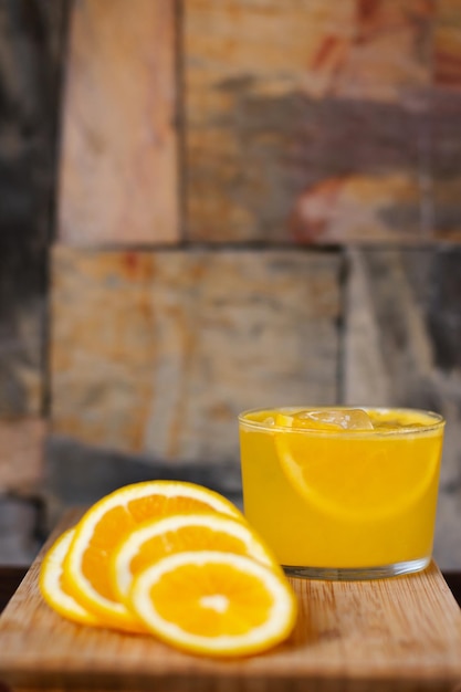 Frischer Orangensaft mit Orangenscheiben
