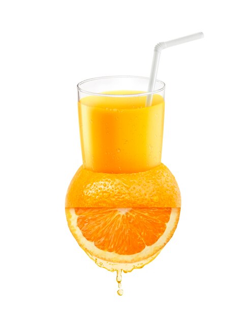 Frischer Orangensaft mit Strohhalm auf Orangenfrucht Flaches Lay Food-Konzept