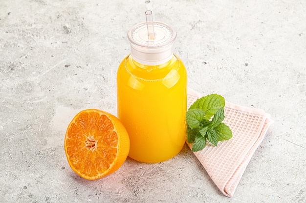 Frischer Orangensaft serviert mit Minze und halbem Obst