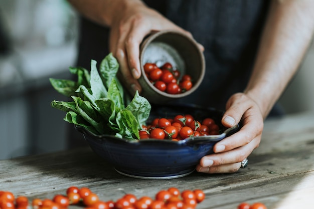 Frischer organischer Kirschtomatensalat