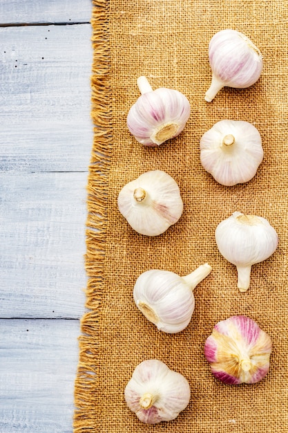 Frischer organischer Knoblauch auf Sackleinen