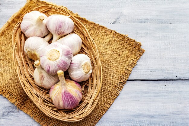 Frischer organischer Knoblauch auf Sackleinen