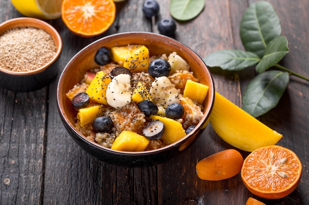 Frischer Quinoa-Bio-Obstsalat in der Schüssel