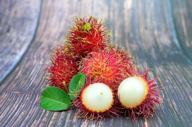 Frischer Rambutan auf Holztischhintergrund