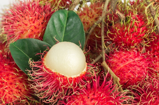 Frischer Rambutan auf weißem Hintergrund