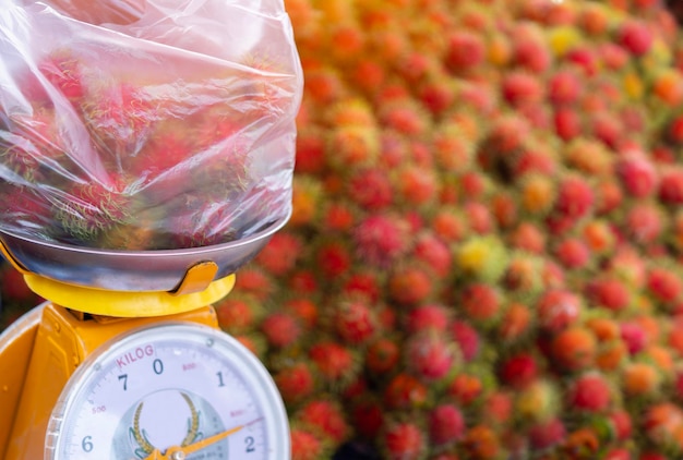 Frischer Rambutan in einer Tasche aus dem Garten und ein Kilo für den Verkäufer