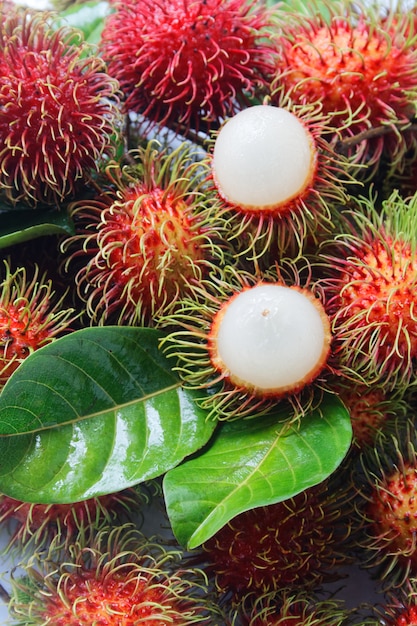 frischer Rambutan mit grünem Blatt.