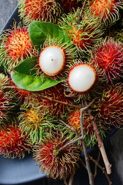 Frischer Rambutan mit grünem Blatt