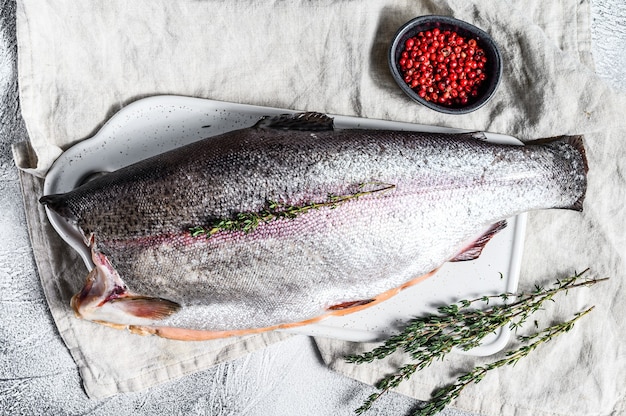 Frischer Regenbogenforellenfisch, mariniert mit Salz und Thymian