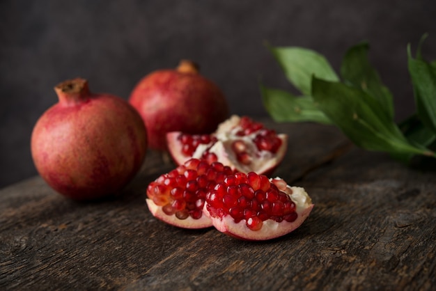 Frischer reifer Granatapfel auf einem Holz