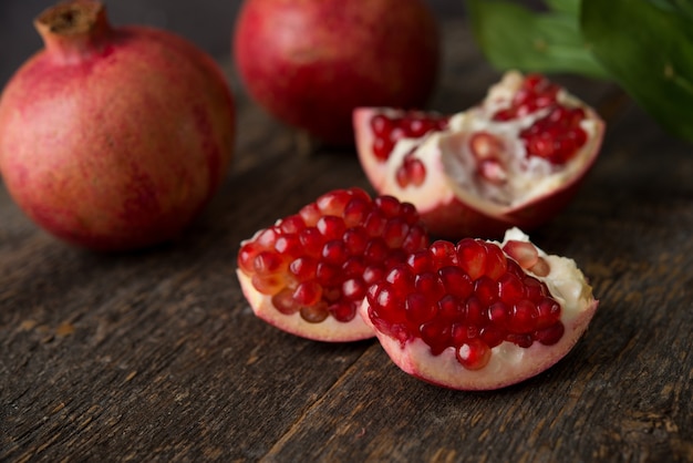 Frischer reifer Granatapfel auf einem Holz