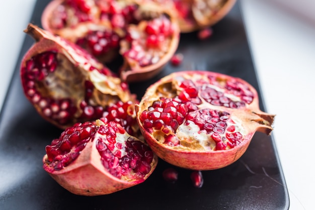 Frischer reifer Granatapfel auf einem Tisch