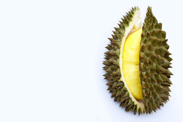 Frischer reifer Schnitt Durian auf weißem Hintergrund