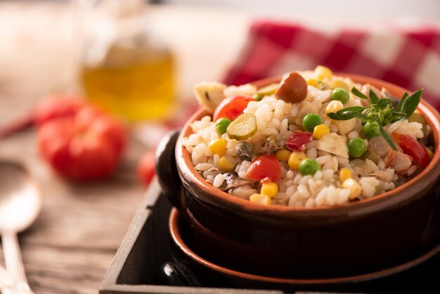 Frischer Reissalat in einer Schüssel Nahaufnahme schießen