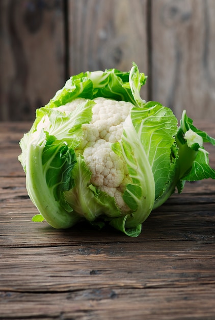 Frischer roher Blumenkohl auf dem Holztisch