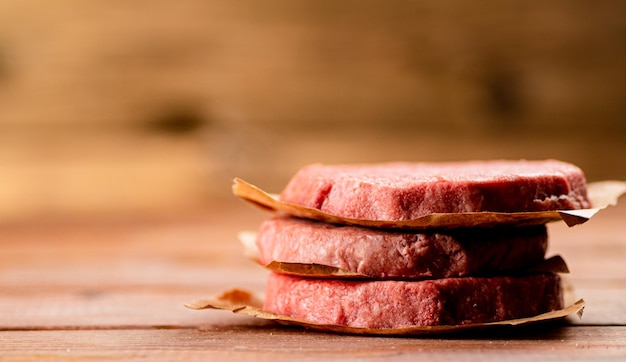 Frischer roher Burger auf dem Tisch