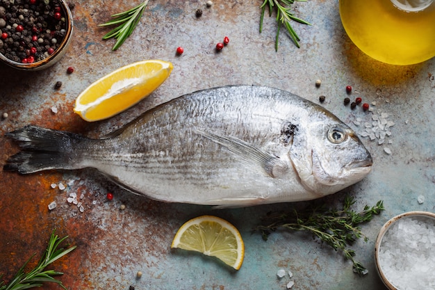 Frischer roher Dorado Fisch mit Gewürzen.