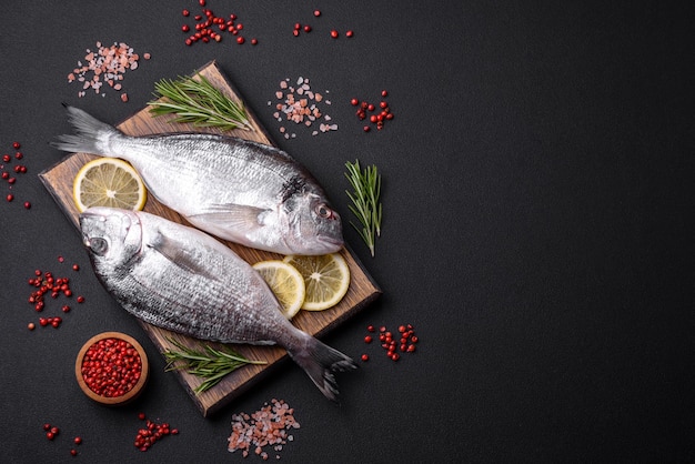 Frischer roher Dorado-Fisch mit Gewürzkräutern, Salz und Zitrone