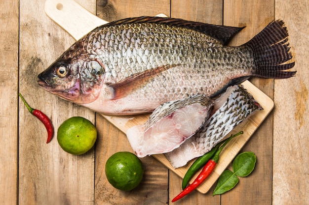 Frischer roher Fisch auf dem Holz