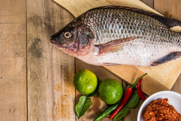 Frischer roher Fisch auf dem Holz