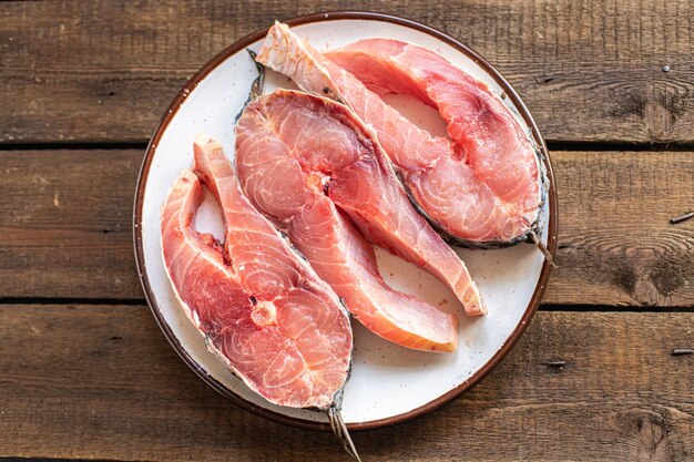 frischer roher Fisch Karpfen weißer Fisch kopfloser Kadaver Mahlzeit Snack auf dem Tisch Kopie Raum Essen Hintergrund