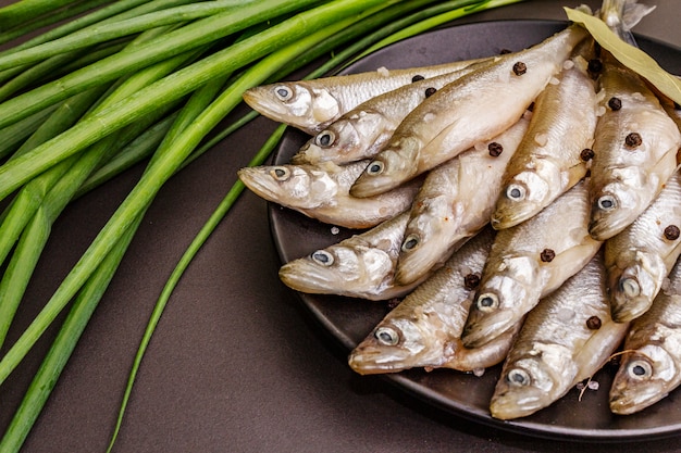 Frischer roher Fisch roch oder die Sardinen, die zum Kochen bereit sind