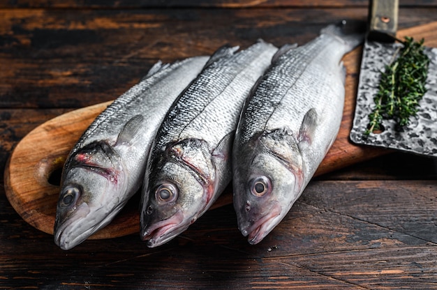 Frischer roher Fisch Seebarsch auf einem Schneidebrett.