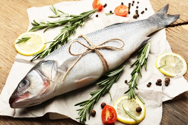 Frischer roher Fisch und Lebensmittelzutaten auf dem Tisch