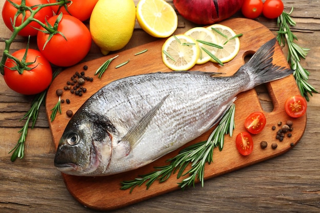 Frischer roher Fisch und Lebensmittelzutaten auf dem Tisch