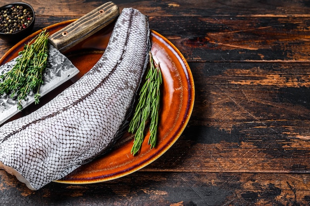 Frischer roher Grenadier-Macrurus-Weißfisch ohne Kopf. Dunkel