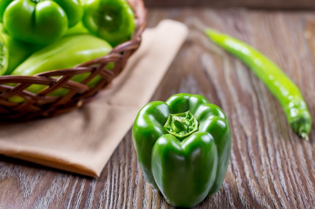 Frischer roher grüner organischer Paprika nah oben