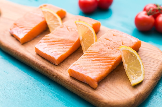 Frischer roher Lachs auf Holzschneidebrett.