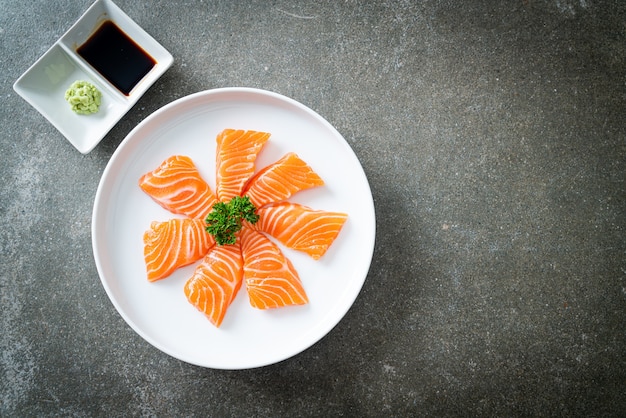 Frischer roher lachs-sashimi - japanische küche