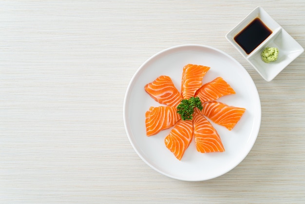 Frischer roher Lachs-Sashimi - japanische Küche