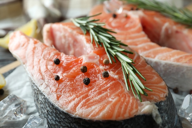 Frischer roher Lachs und Zutaten zum Kochen, Nahaufnahme