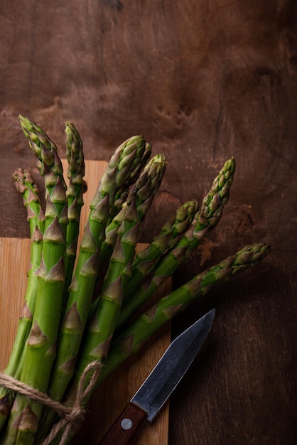 Frischer roher reifer grüner Spargel