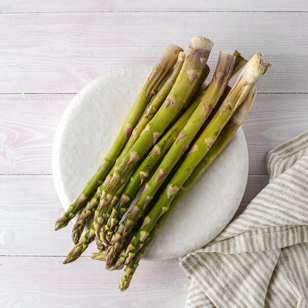 Frischer roher Spargel auf einem Weiß