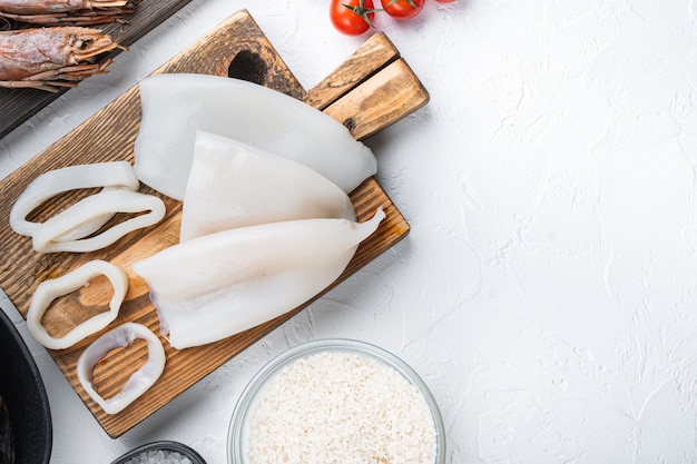 Frischer roher Tintenfisch oder Tintenfisch auf weißem Hintergrund, Draufsicht mit Raum für Text