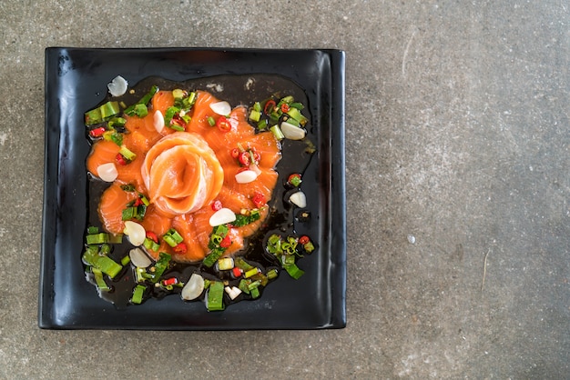 Foto frischer roher würziger salat des lachses