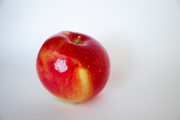 Frischer roter Apfel getrennt auf Weiß. Mit Beschneidungspfad