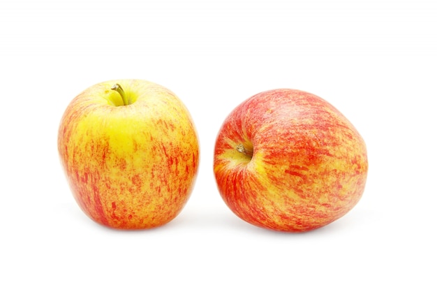 Frischer roter Apfel lokalisiert auf Weiß