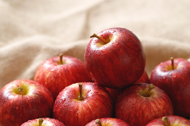 Frischer roter Apfel Textur Hintergrund im Supermarkt