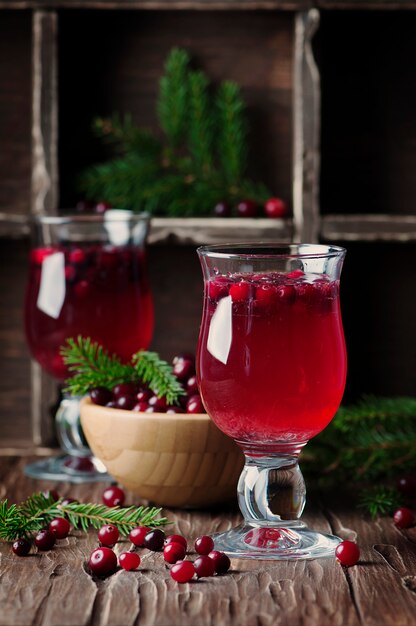 Frischer roter Cranberrysaft auf dem Weinlese-Tisch