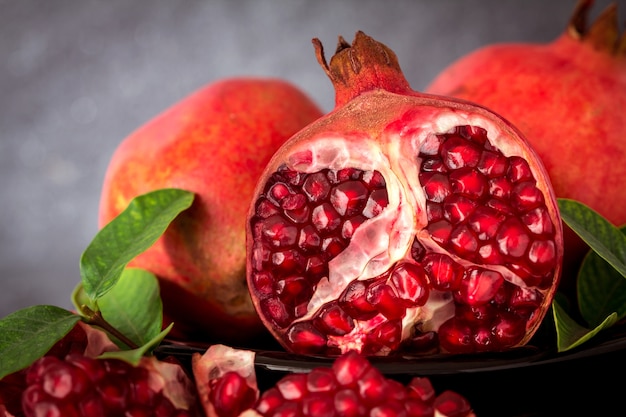 Frischer roter Granatapfel und Samen