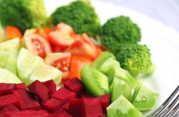 Frischer roter grüner Salat mit Gabel auf Teller