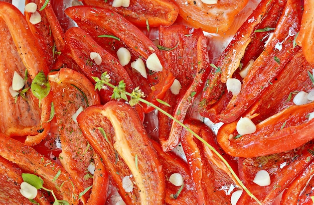 Frischer roter Paprika Paprika in Scheiben geschnitten und fertig zum Braten getrocknet mit Olivenöl Knoblauch