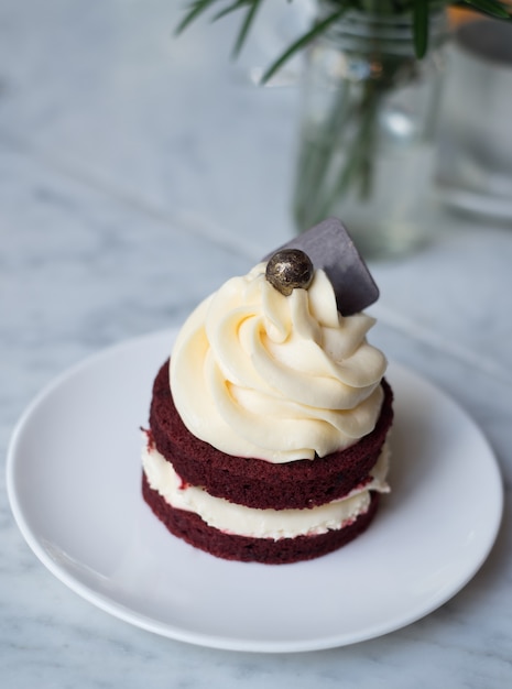 Frischer roter Samtkuchen der Nahaufnahme