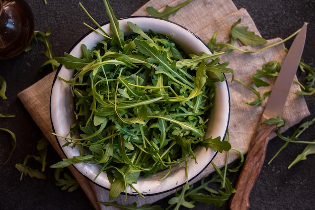 Frischer Rucola hinterlässt eine köstliche und gesunde Salatzutat